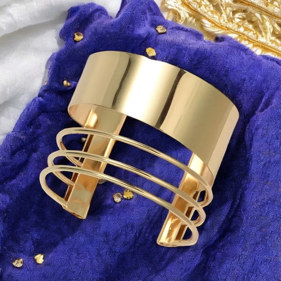 🆕️Bold & Chic Gold-Plated Wide Cuff Bracelet | Trendy Statement Accessory 💛✨ - Picture 11 of 12